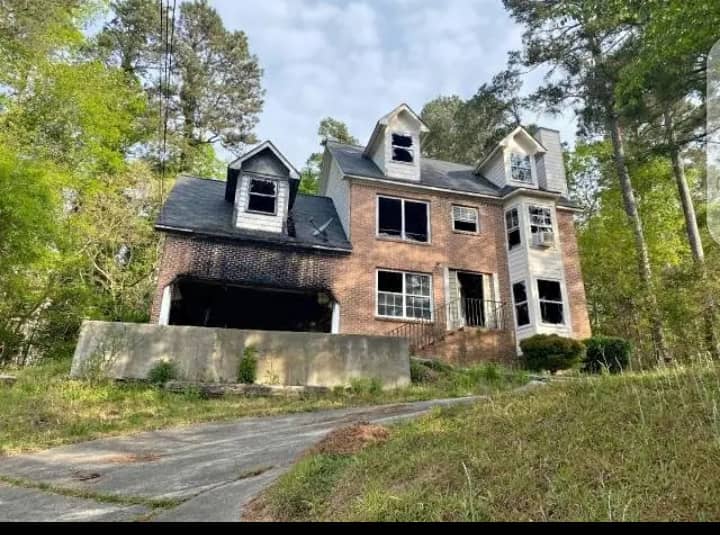 Available now 4 Beds 3 Baths House In Lithonia, GA